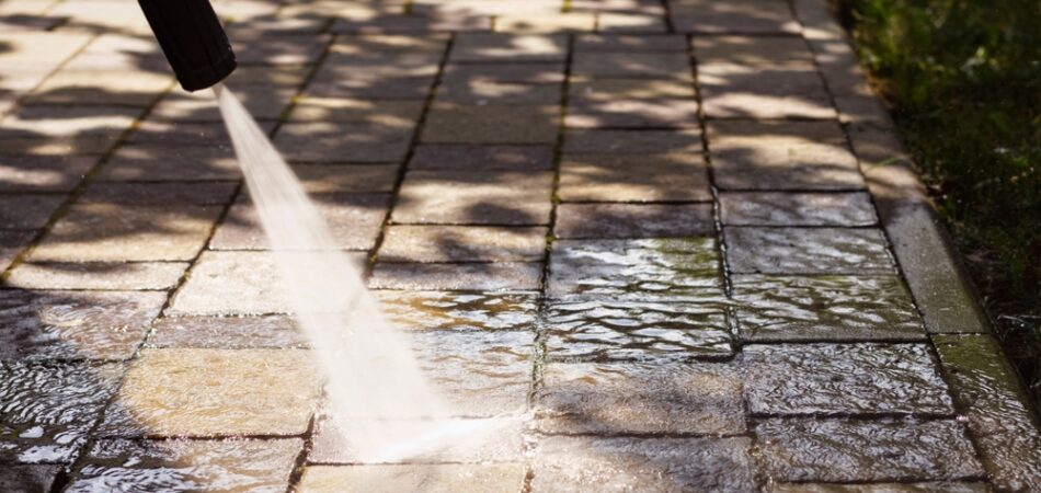 Cleaning,or,pressure,washing,sidewalk,garden,floor,with,professional,high